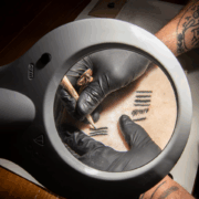 Da bi Deter-Wolf ugotovil, katero orodje so v davnini uporabljali za izdelovanje tetovaž, je izdelal replike iz različnih materialov in jih preizkusil – kot na tem kosu svinjske potrebušine.