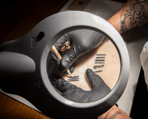 Da bi Deter-Wolf ugotovil, katero orodje so v davnini uporabljali za izdelovanje tetovaž, je izdelal replike iz različnih materialov in jih preizkusil – kot na tem kosu svinjske potrebušine.