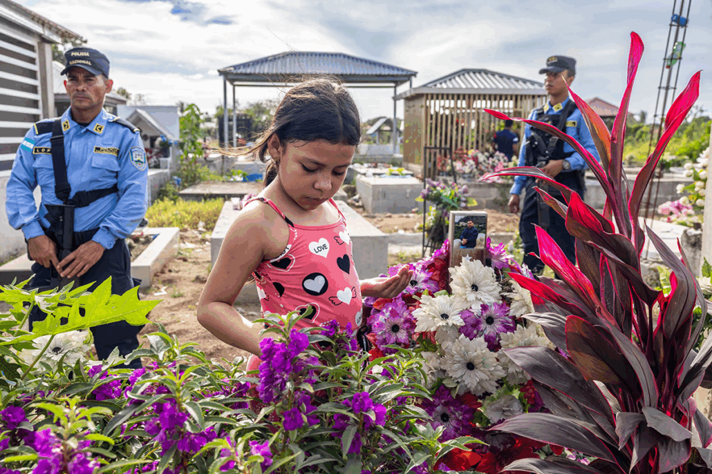 Hčer žaluje za umorjenim očetom.